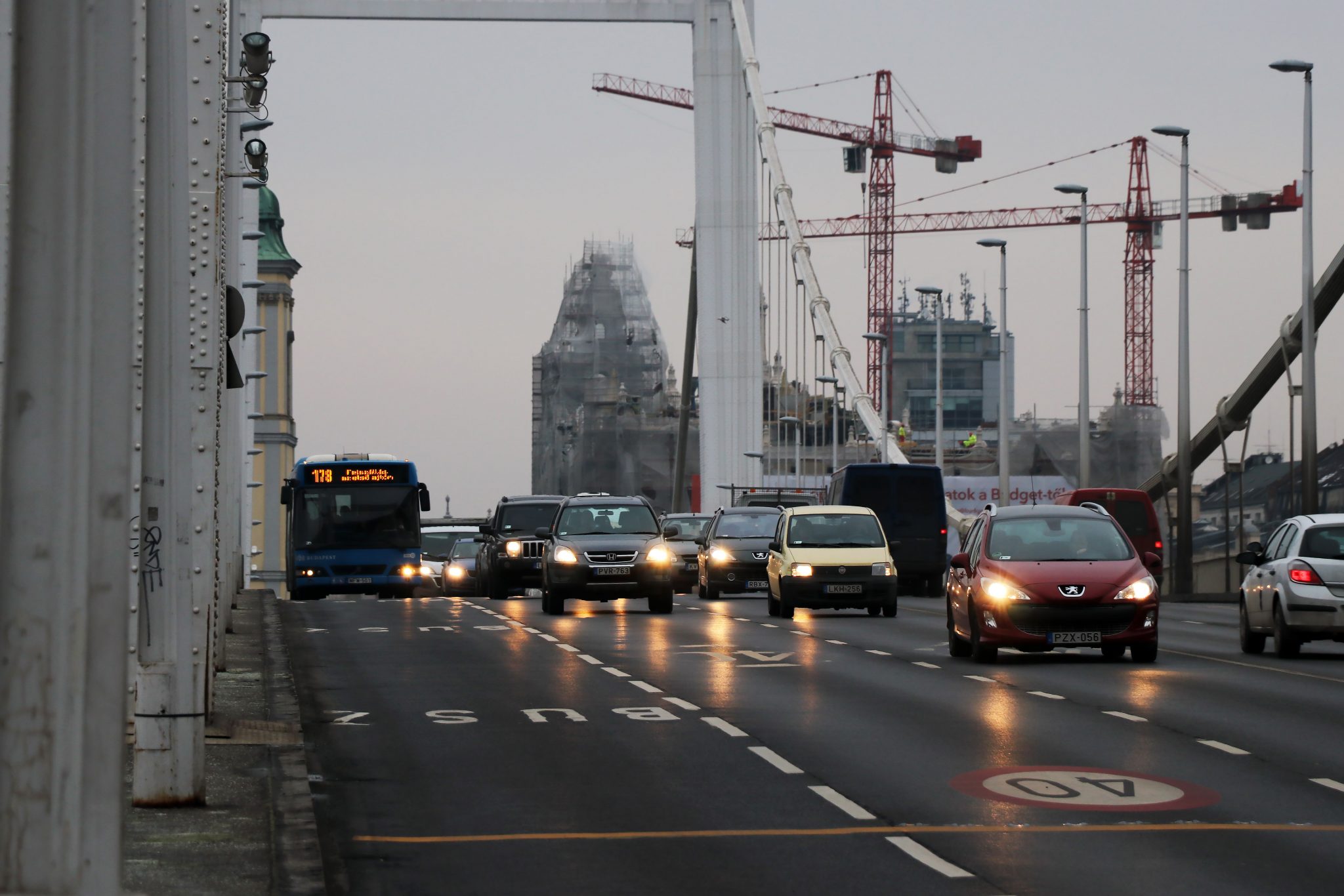 traffico budapest ungheria elizabeth bridge erzsébet híd