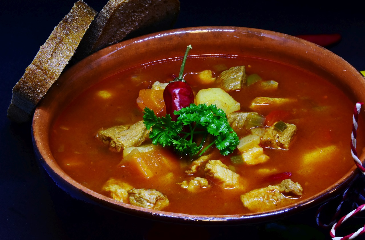 Gulášová polévka, maďarská, tradiční, jídlo