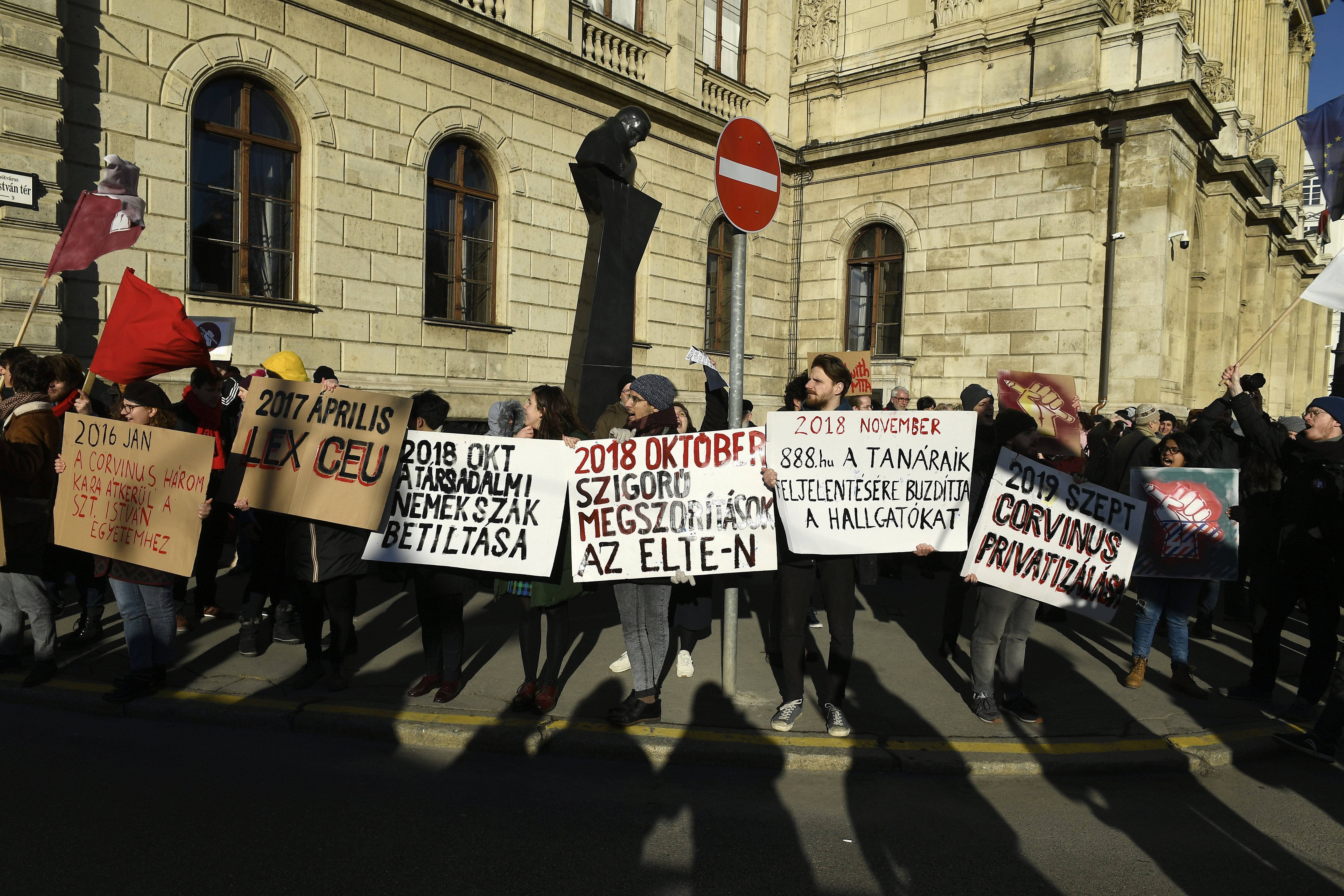 Mitarbeiter der Ungarischen Akademie der Wissenschaften demonstrieren gegen die Reorganisation