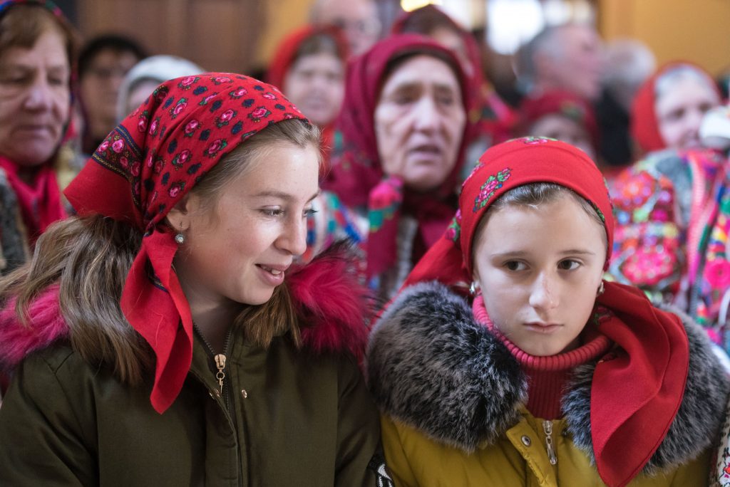 Grupo étnico minoritario húngaro Csángós en Rumania ¡Finalmente misa húngara en la iglesia! - FOTOS