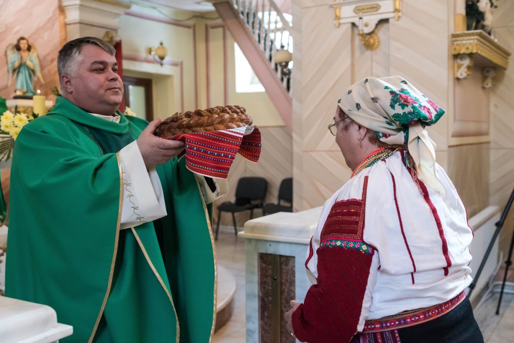 Grup etnic minoritar maghiar Csángós în România În sfârşit liturghie maghiară în biserică! - FOTOGRAFII
