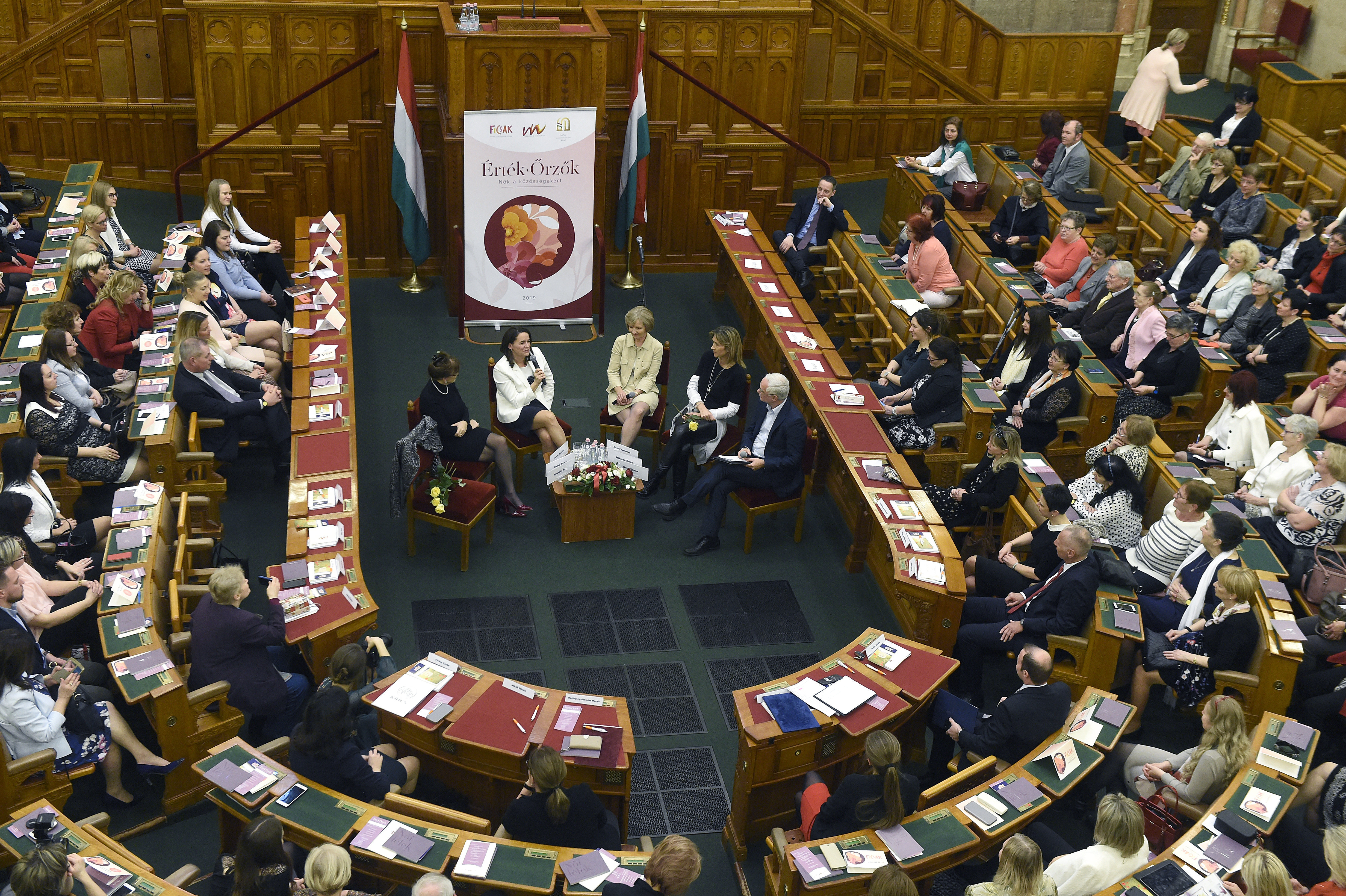 parlamentul politicienilor ziua femeii