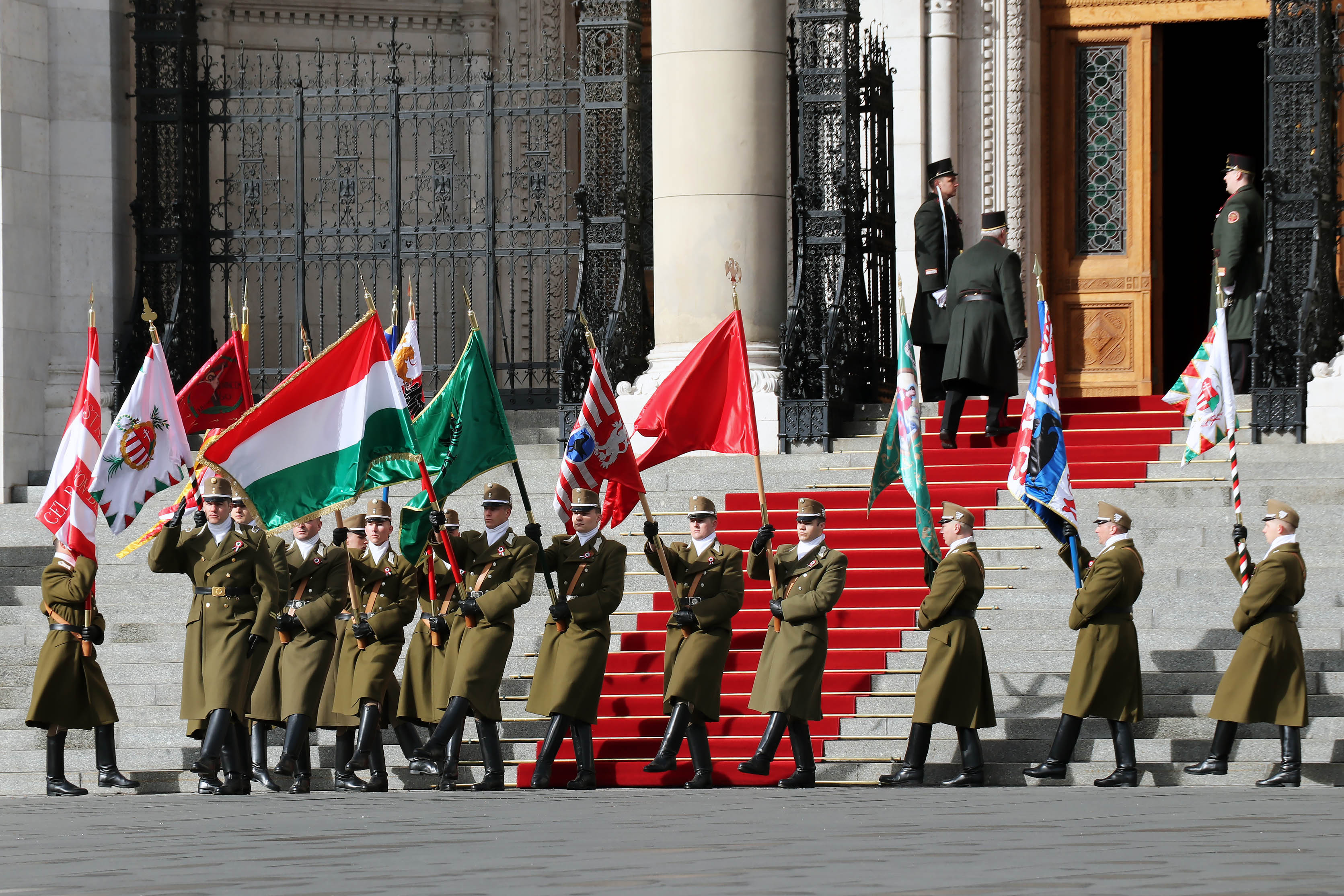 15月XNUMX日匈牙利國旗升起