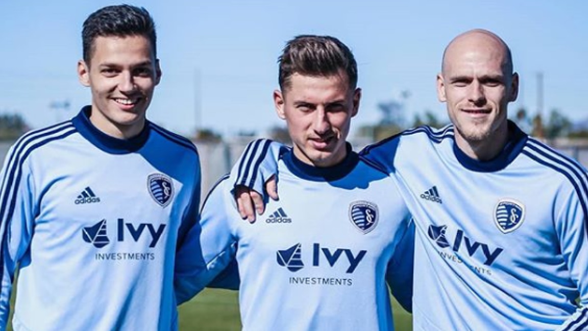 स्पोर्टिंग कैनसस सिटी में तीन हंगेरियन फुटबॉल खिलाड़ी अभ्यास करते हैं,