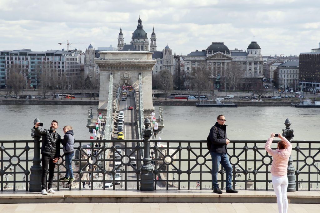 Tourismus Budapest Ungarn Kettenbrücke kató alpár