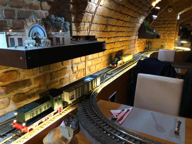 train-restaurant-lakomativ