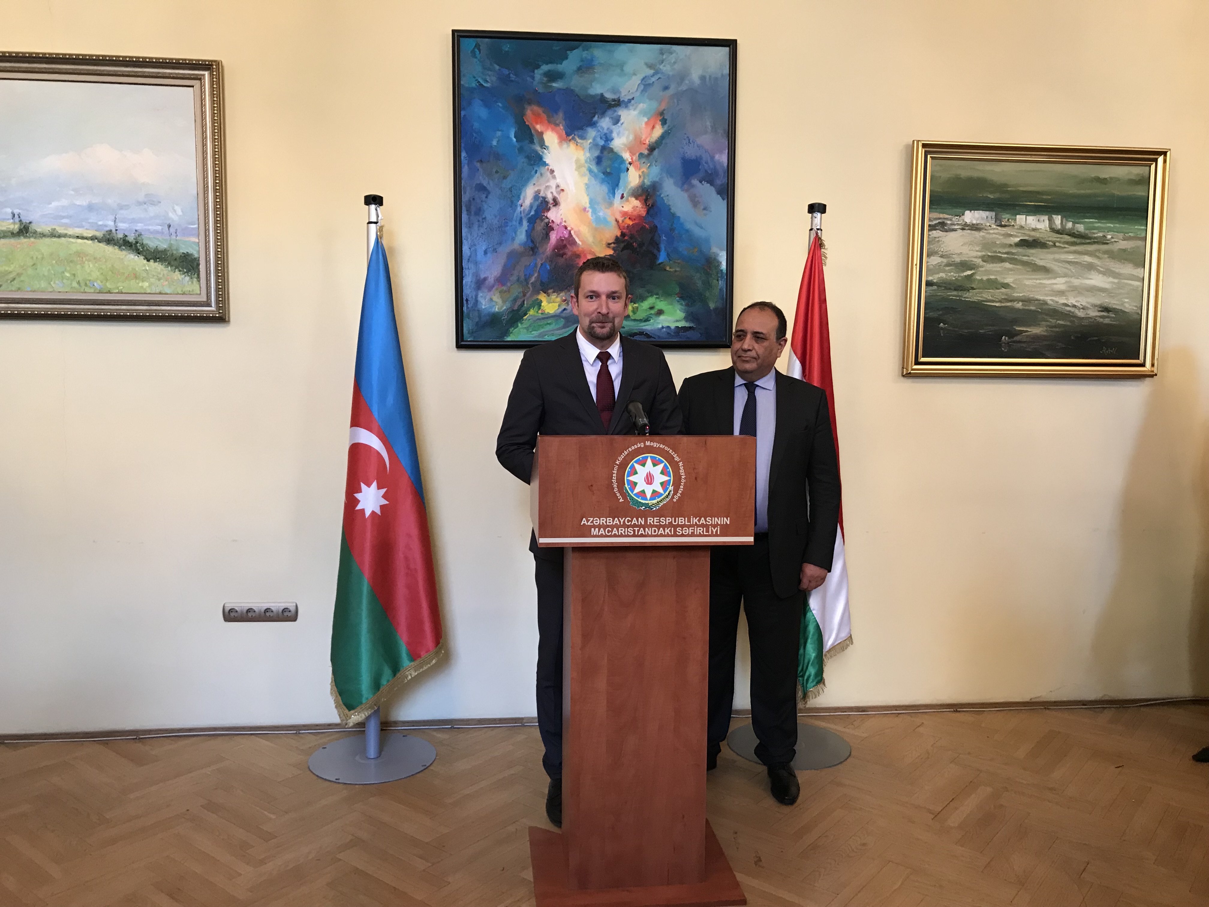 Der stellvertretende Staatssekretär Baranyi spricht beim Empfang der aserbaidschanischen Botschaft vor Diplomaten