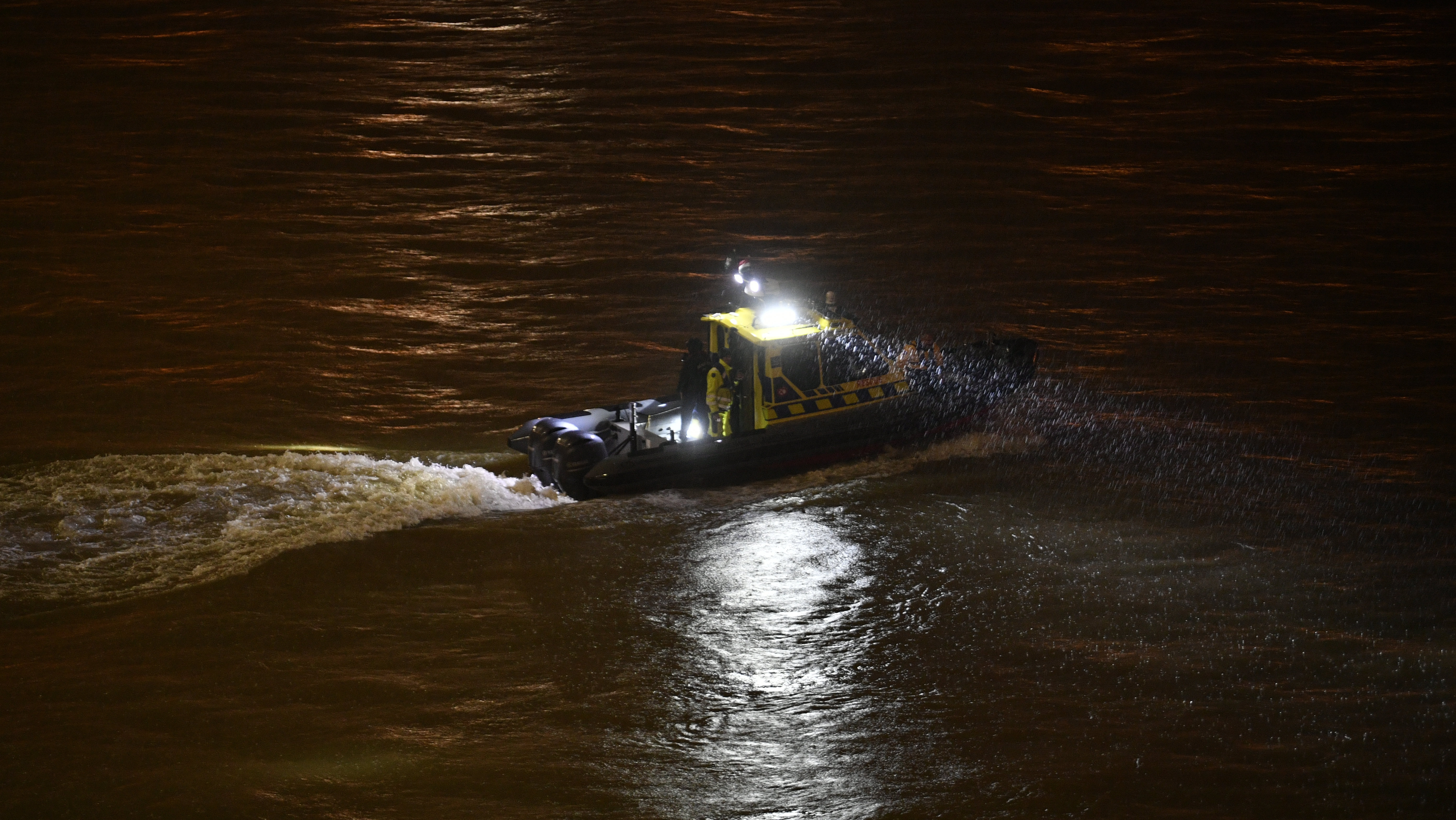 V Budapešti se převrhla turistická loď, nejméně 3 mrtví!