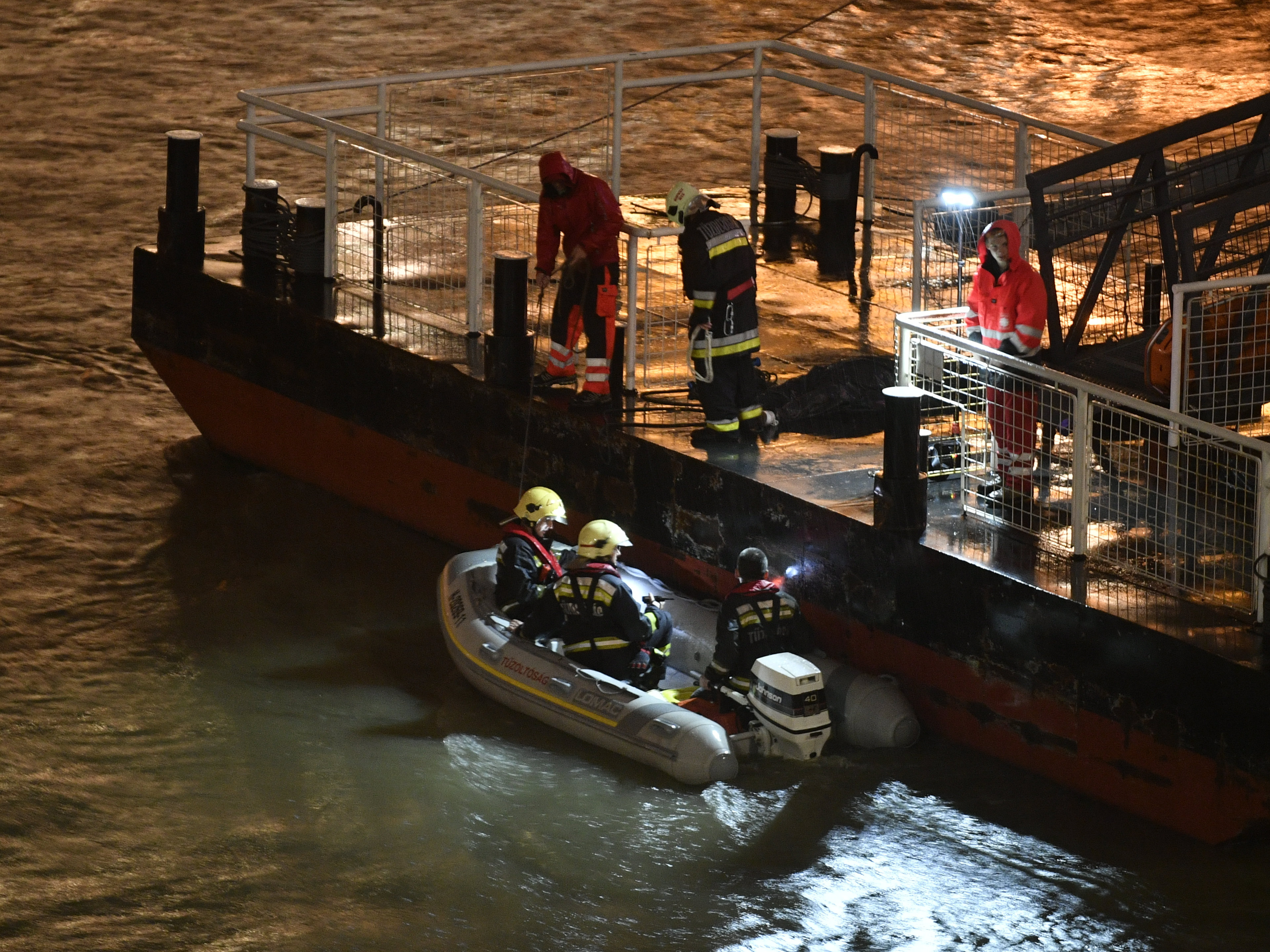 У Будапешті перекинувся туристичний човен, щонайменше троє загиблих!