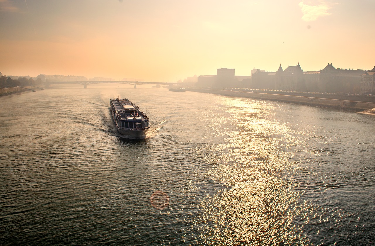 布达佩斯多瑙河船
