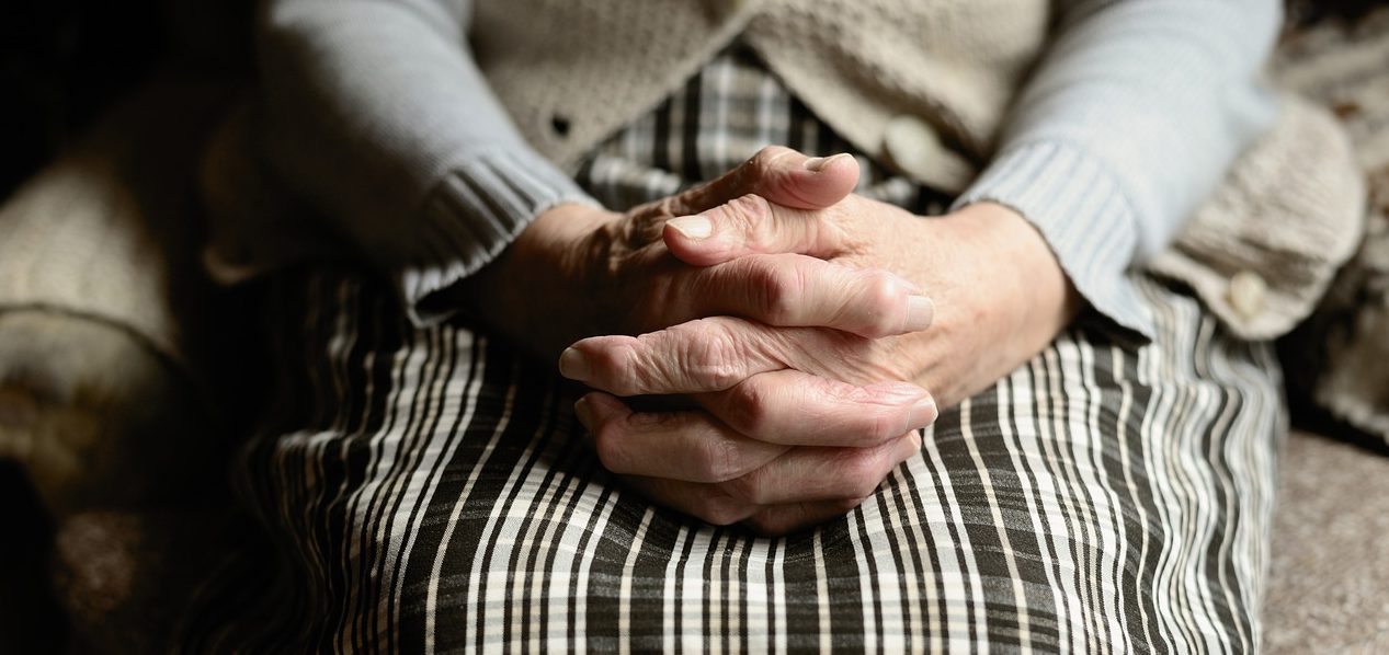 руки пенсії похилого віку молитися