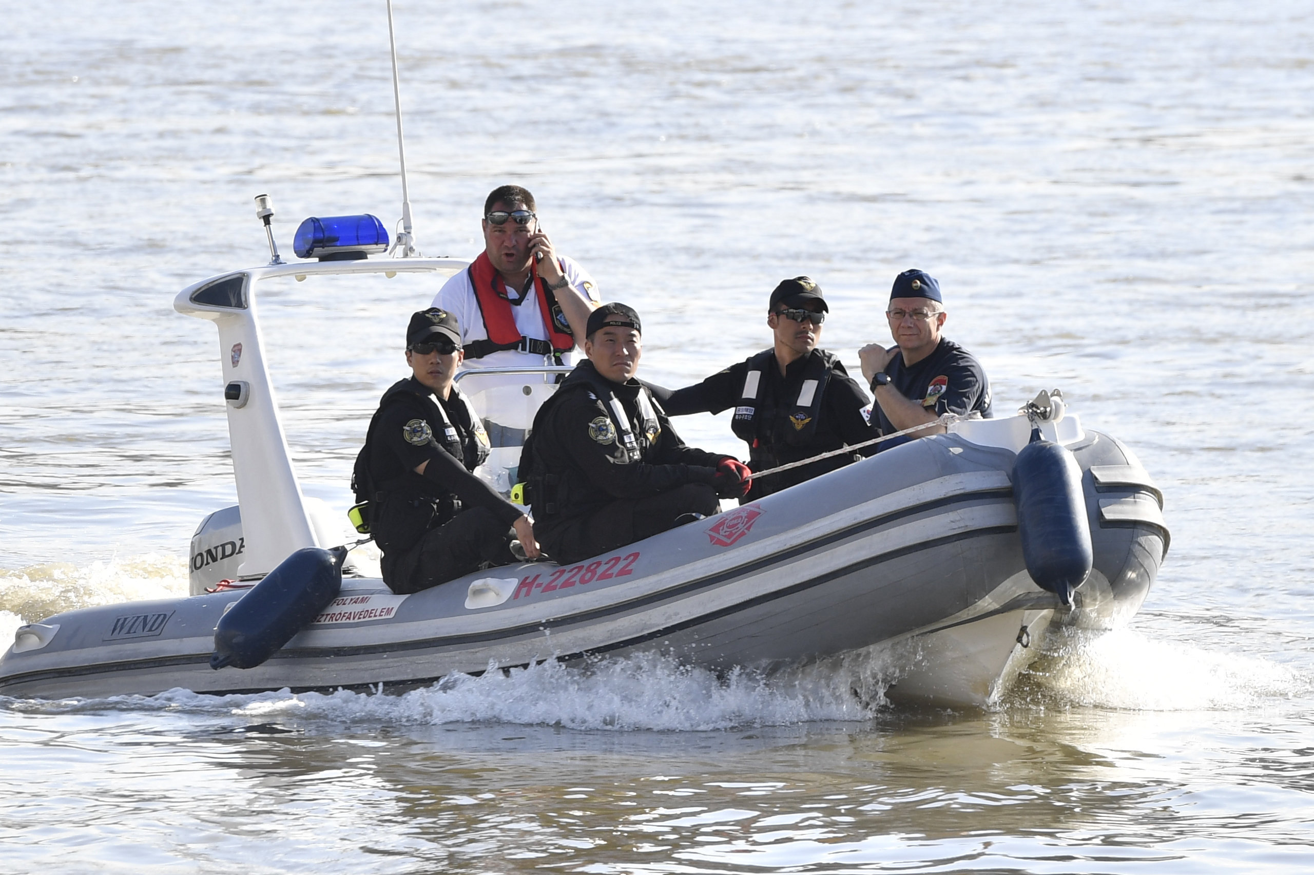 Tourist boat capsized in Budapest