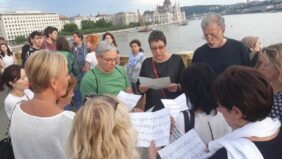 flash mob, singing, ship collision, Budapest