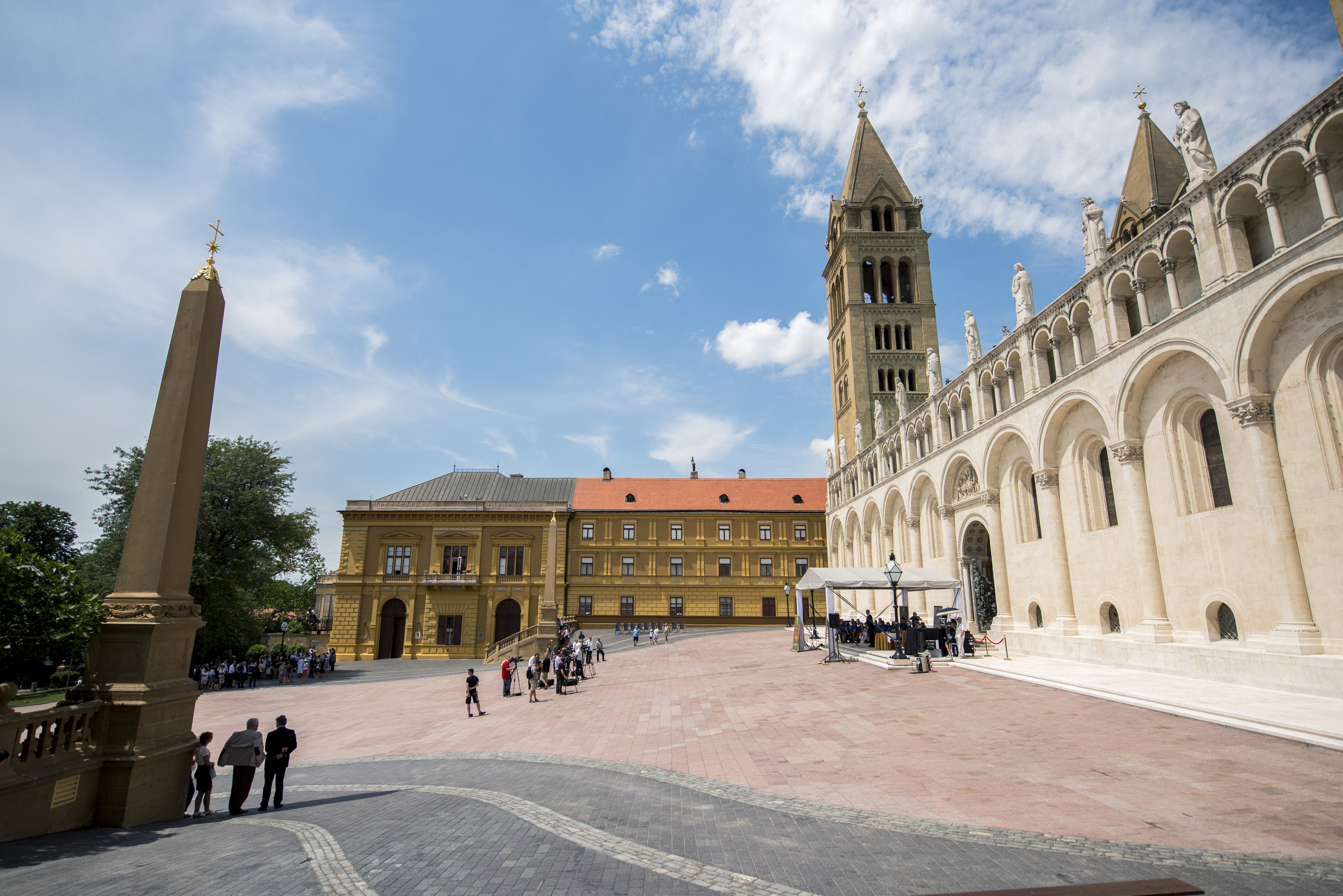 pécs new square