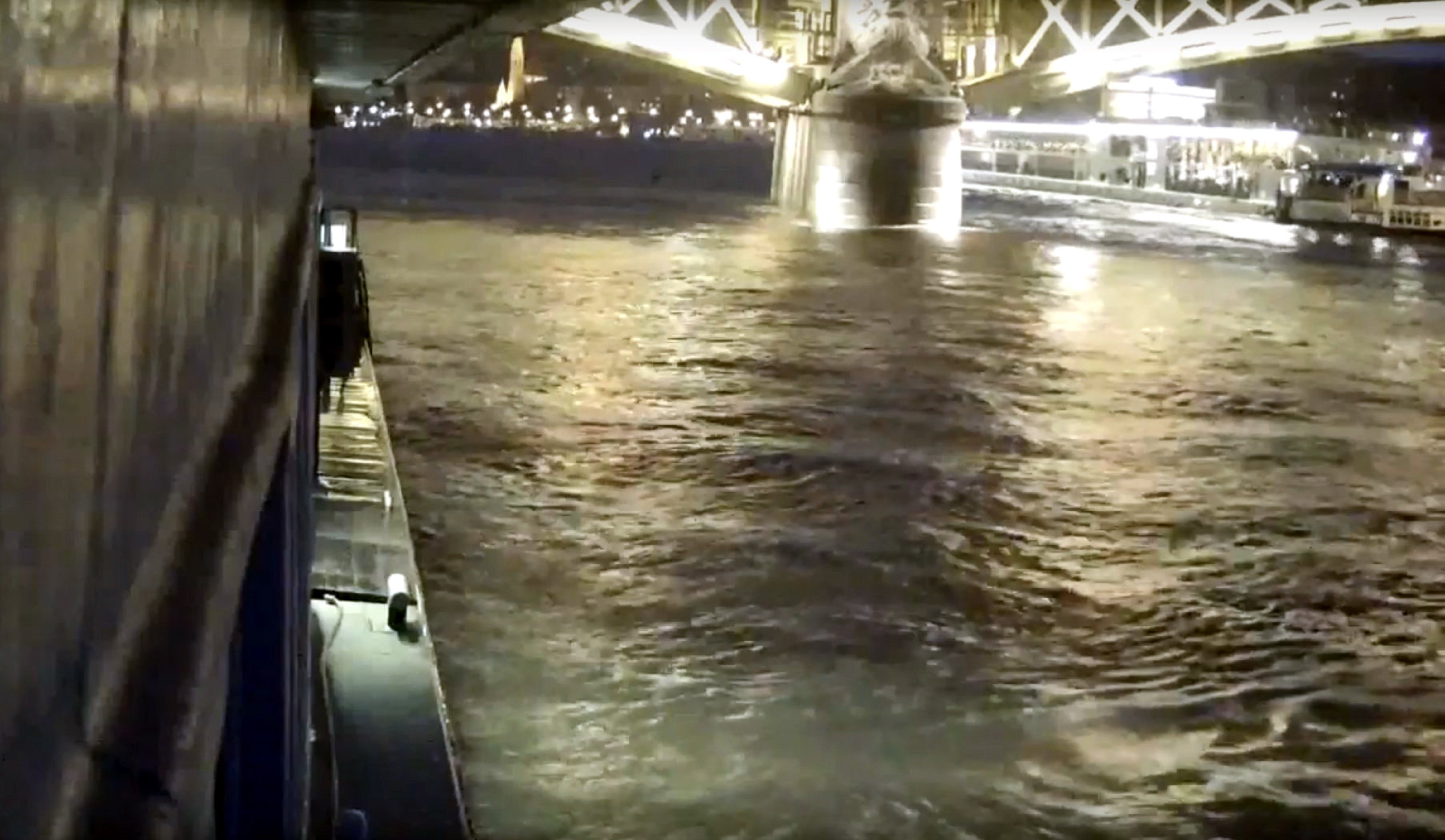 Tourist boat capsized in Budapest