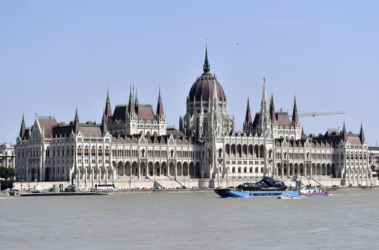 sightseeing boat Hableány