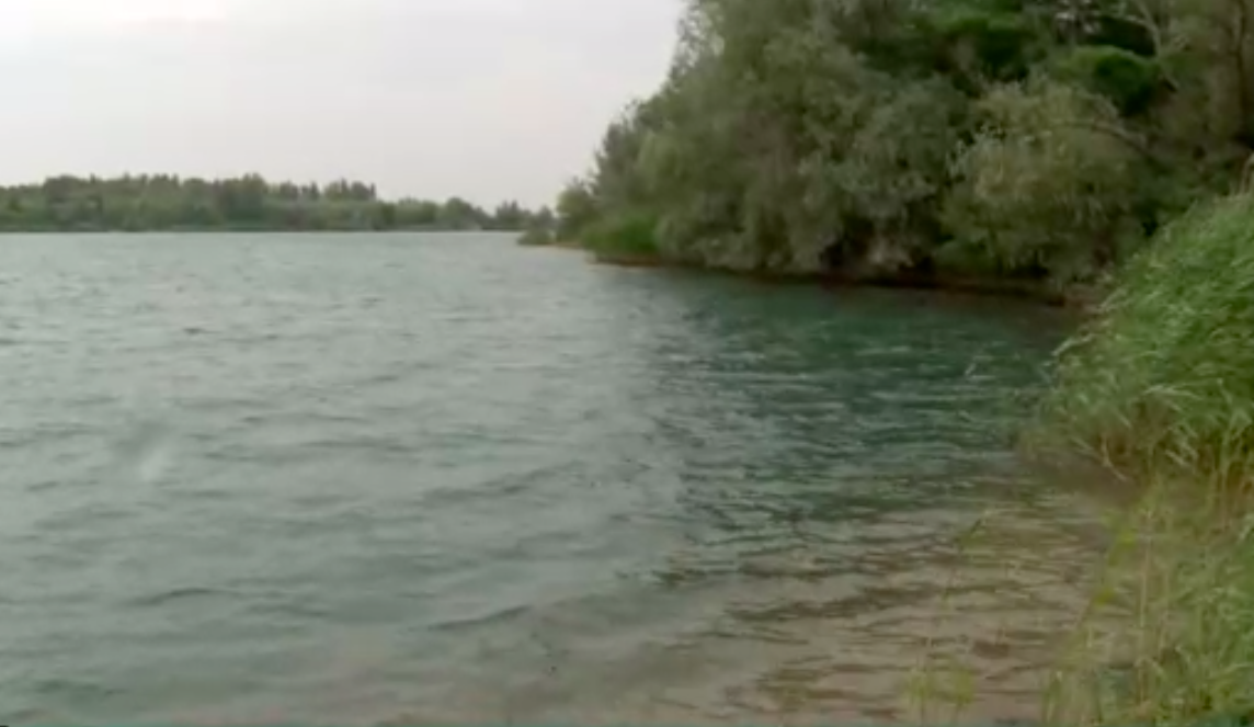 父娘が湖で溺れる