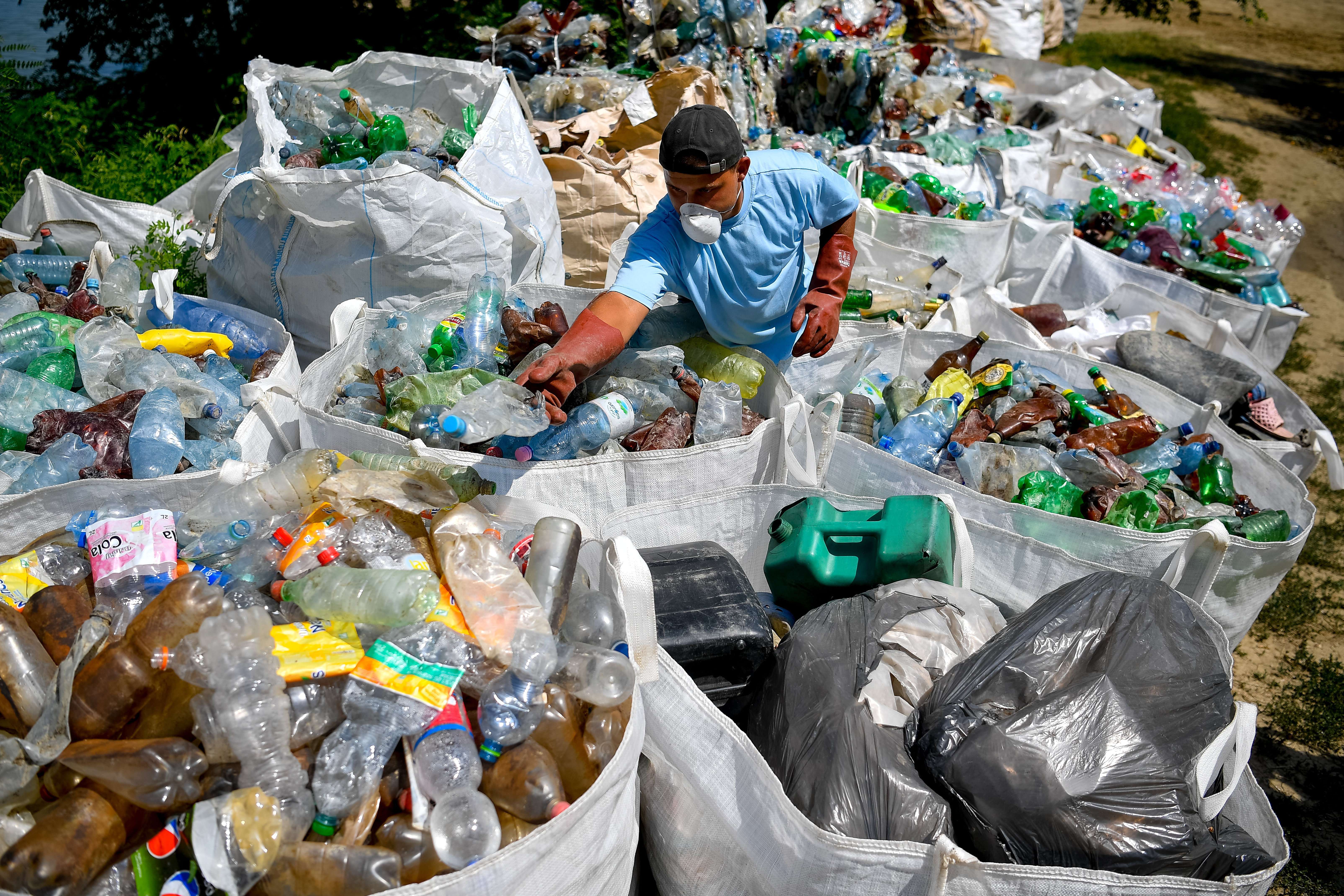 Die Beseitigung von 8,000 Tonnen Abfall aus der Theiß dauert 4 Monate
