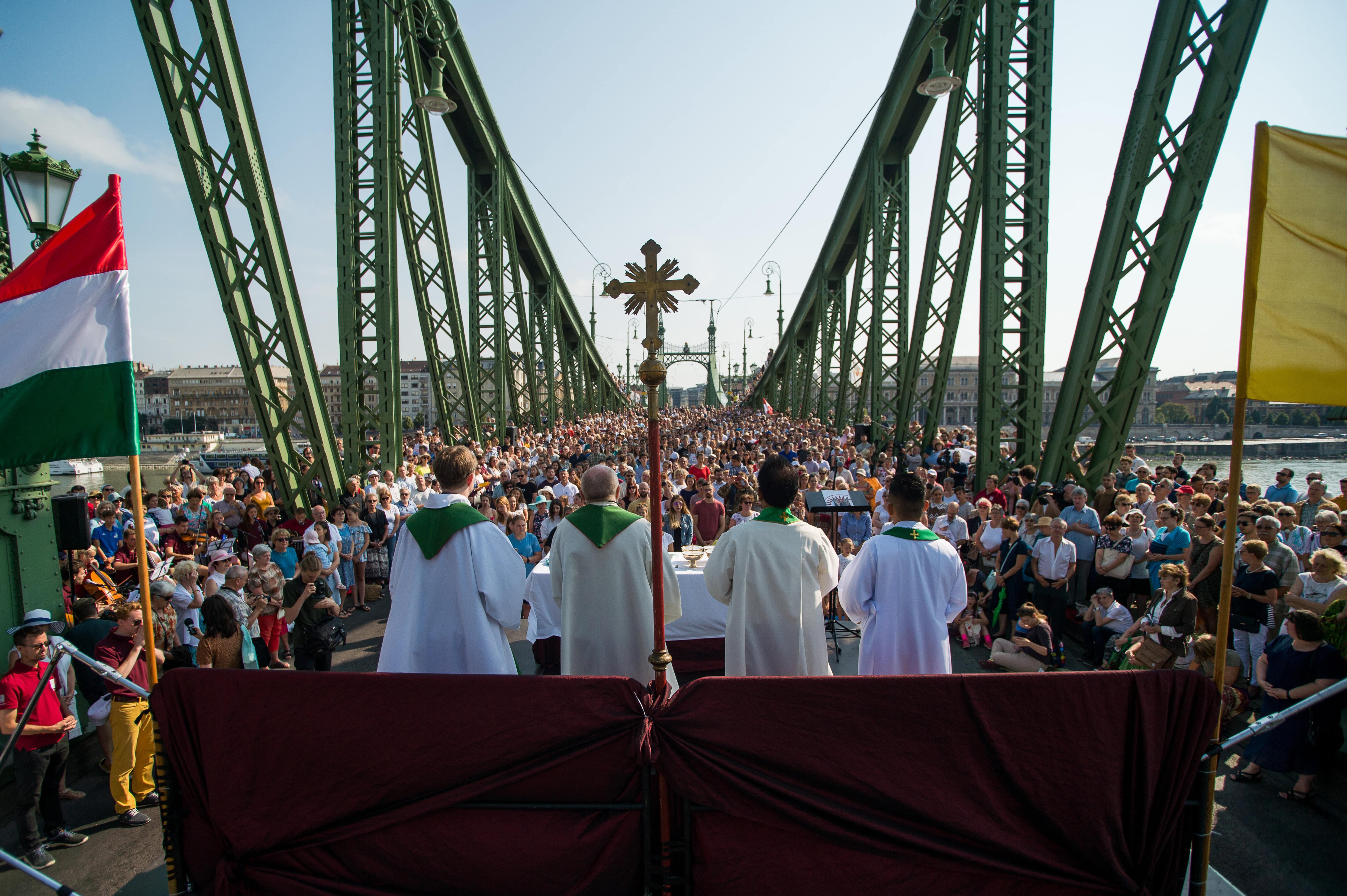 La messa si è svolta sul Ponte della Libertà di Budapest