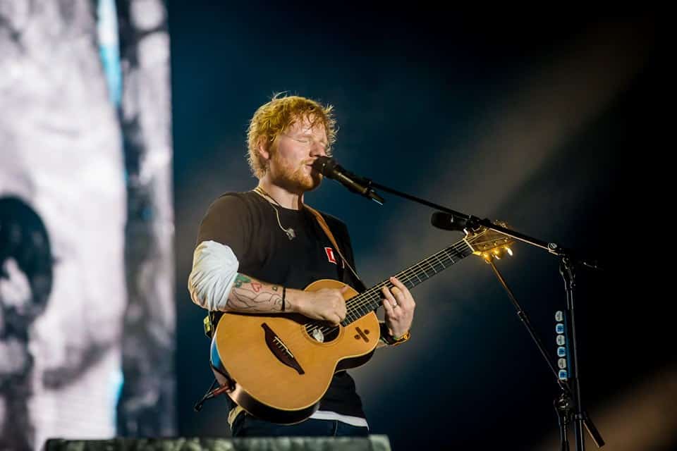 Ed Sheeran jouant