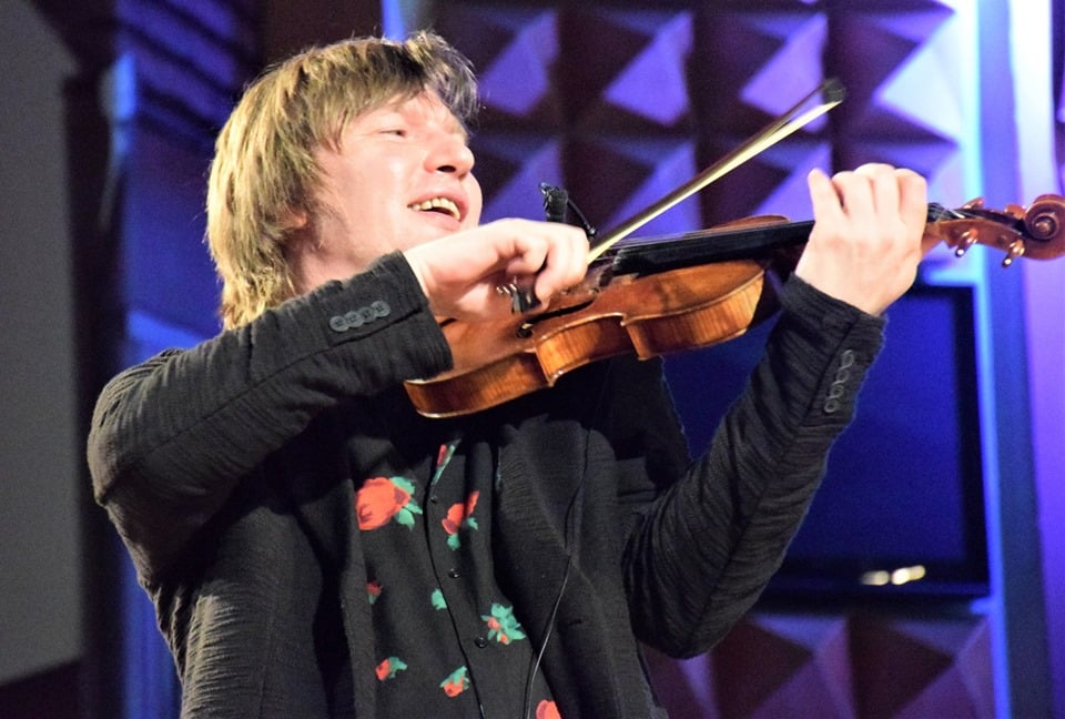 Félix Lajkó playing the violin