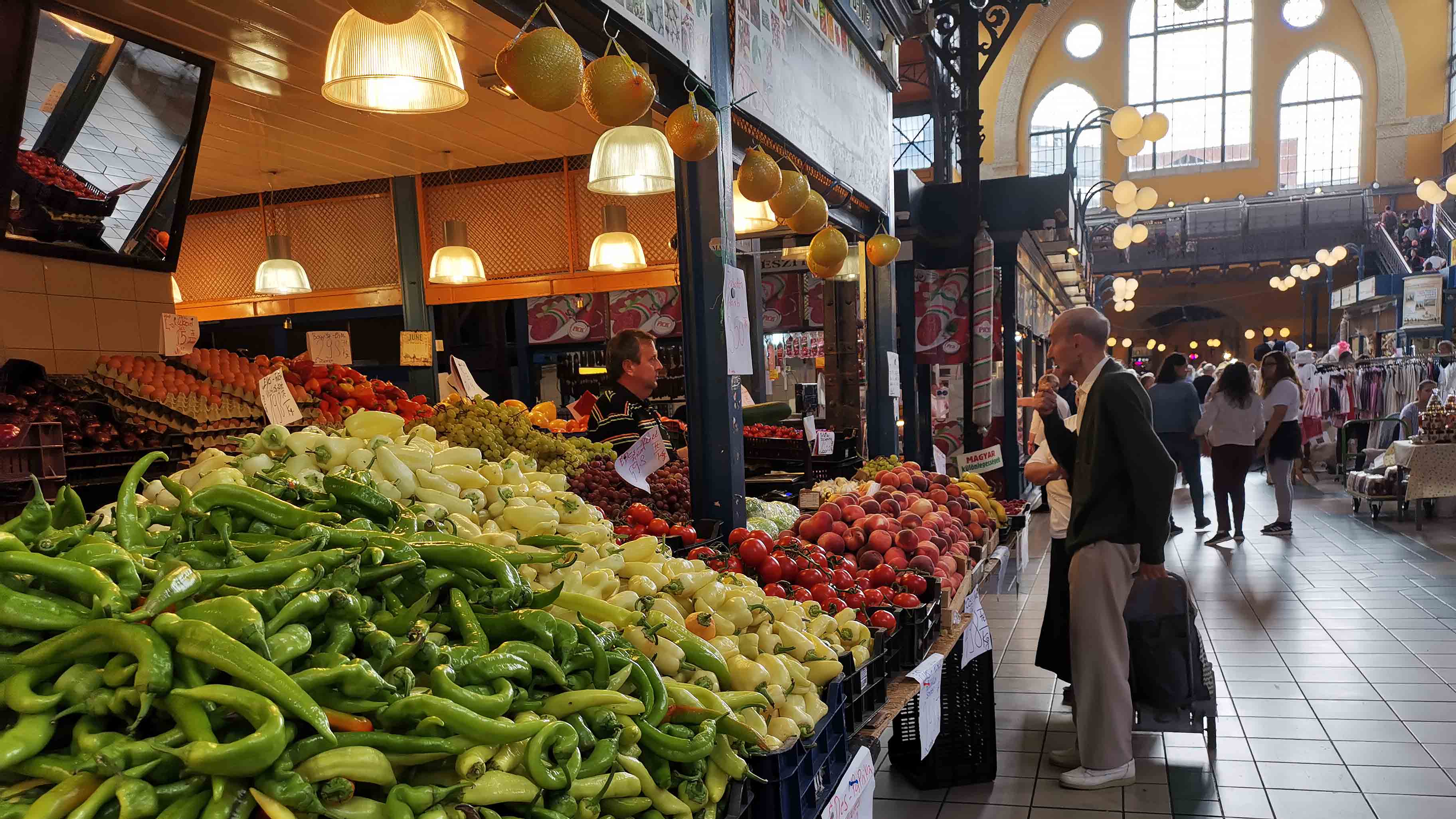 Velká tržnice Budapešť Fővám tér obchod se zeleninou a ovocem