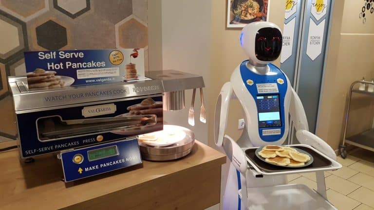 Robot waiter - Enjoy Budapest Café (2)