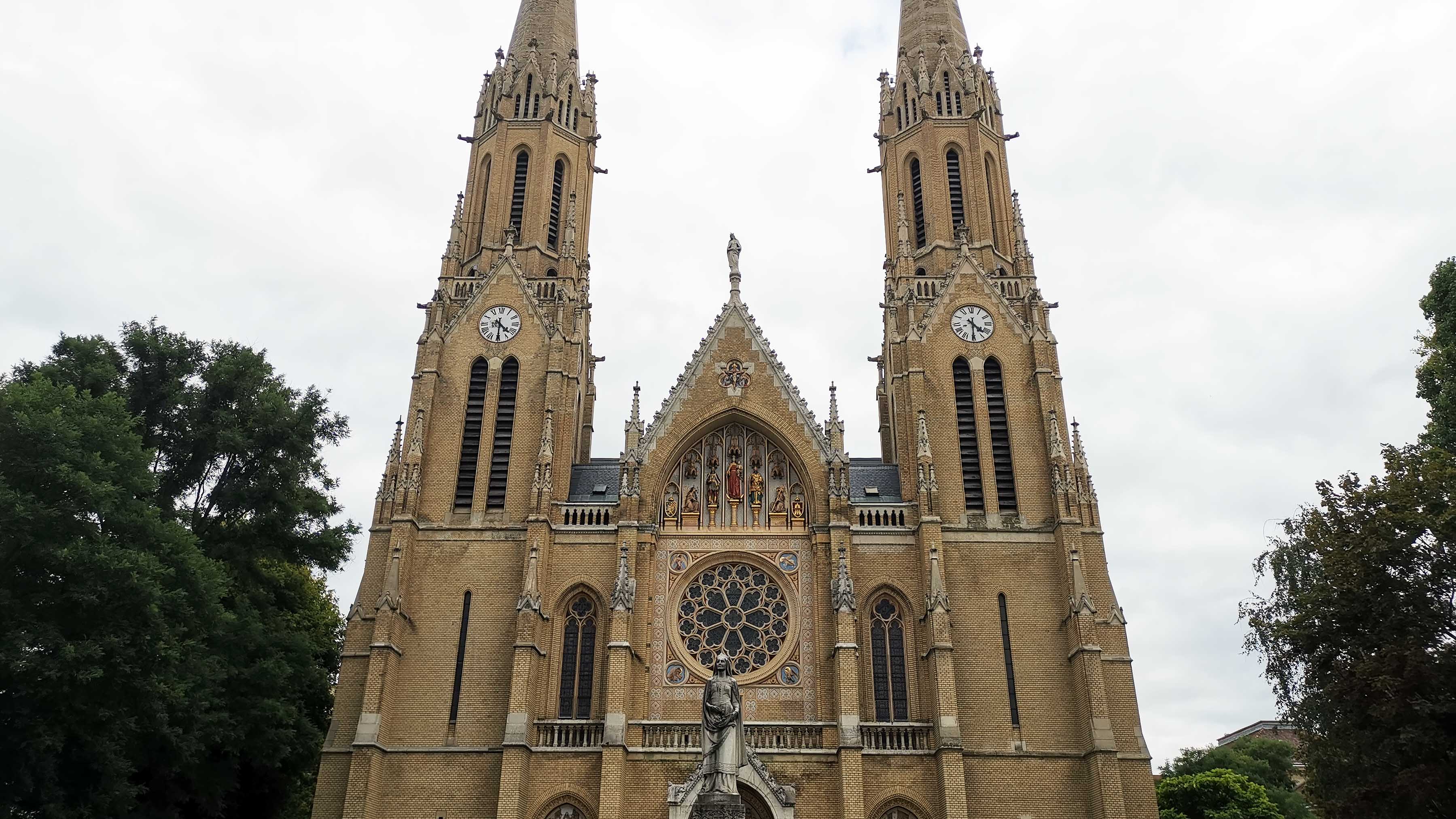 Rózsák tere square Budapest church