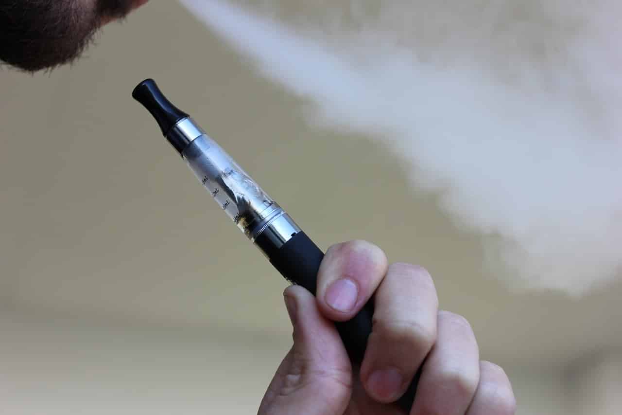 E-Zigarette dampfen
