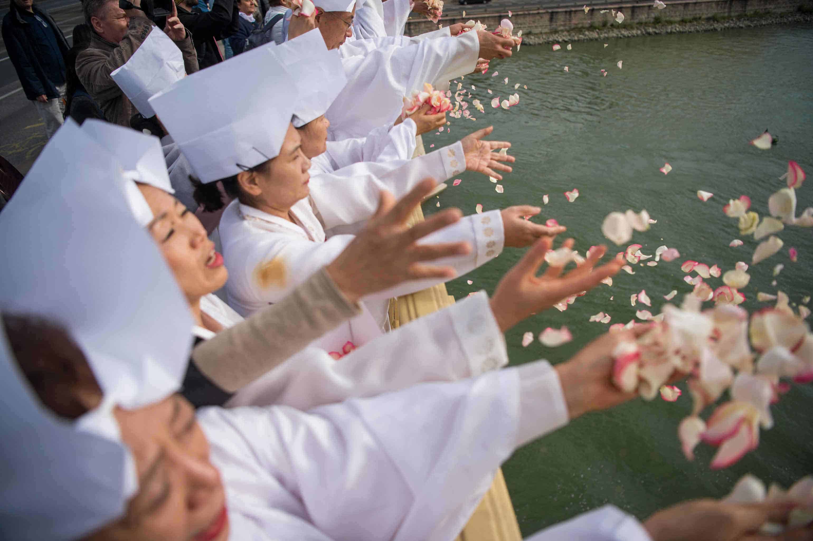 Schiffskollision - Opfer mit traditionellem koreanischen Gedenkgottesdienst geehrt