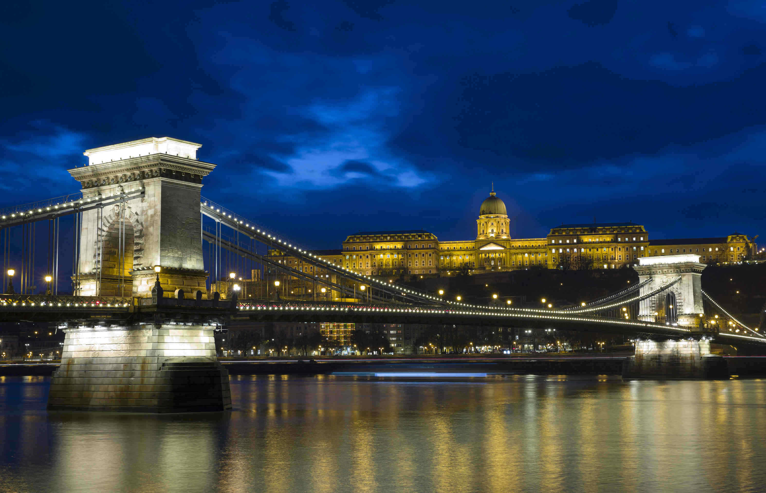 uimitor Budapesta noaptea