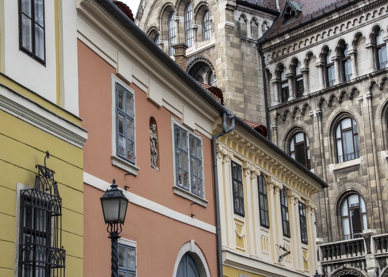 budapest castello di buda edificio appartamento colori kató alpár Daily News Ungheria