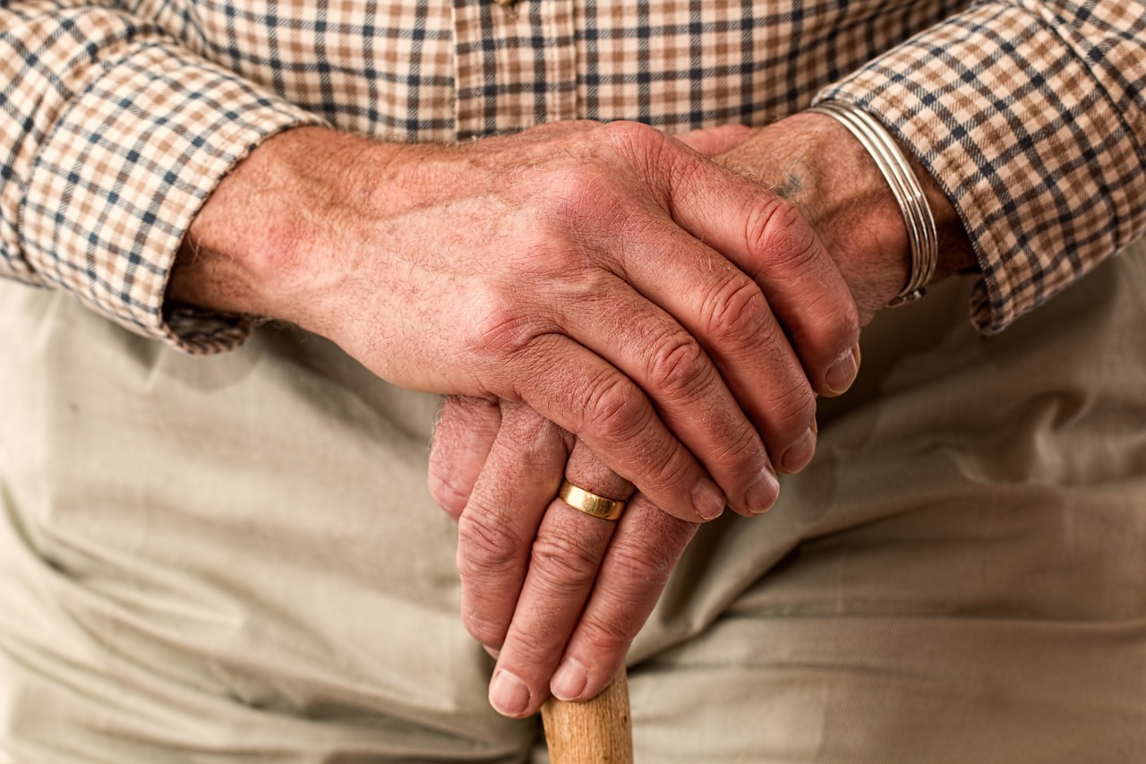 Starý muž ruce senior