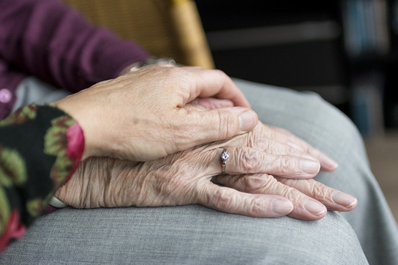 हाथ पुरानी सेवानिवृत्ति में मदद करते हैं
