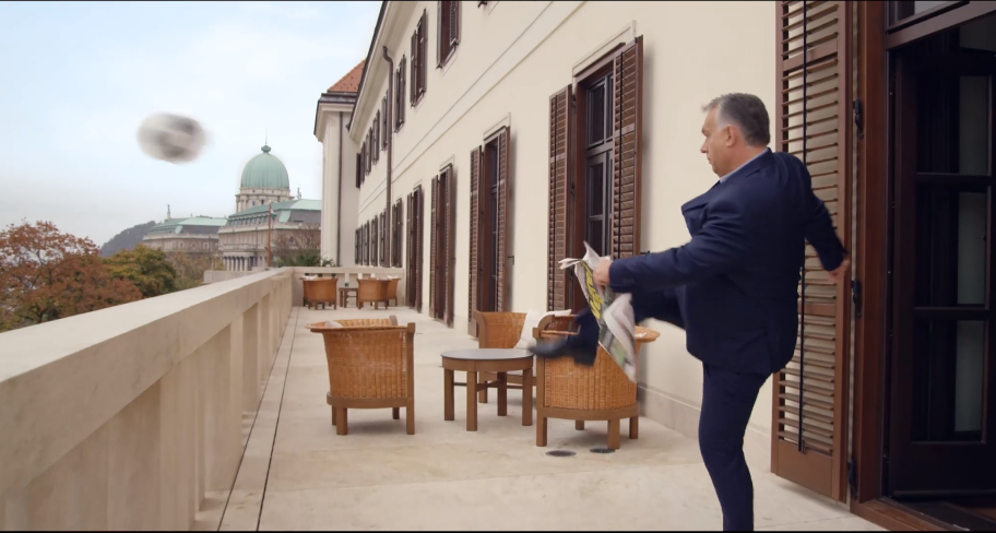 Орбан пинает мяч на стадион