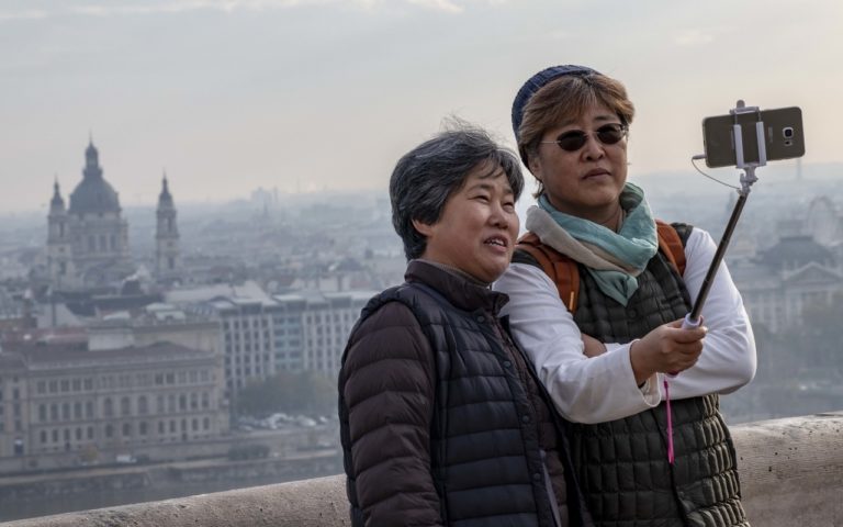 السياحة_بودابست الصين_الصينية_tourist_المجر_سيلفي_كاتو_البار