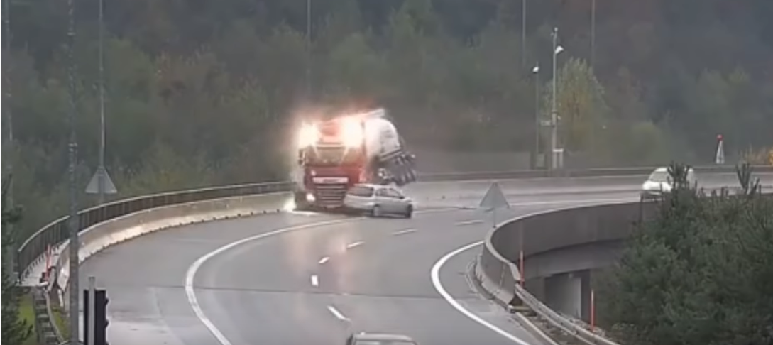 スロベニアでトラックが転倒