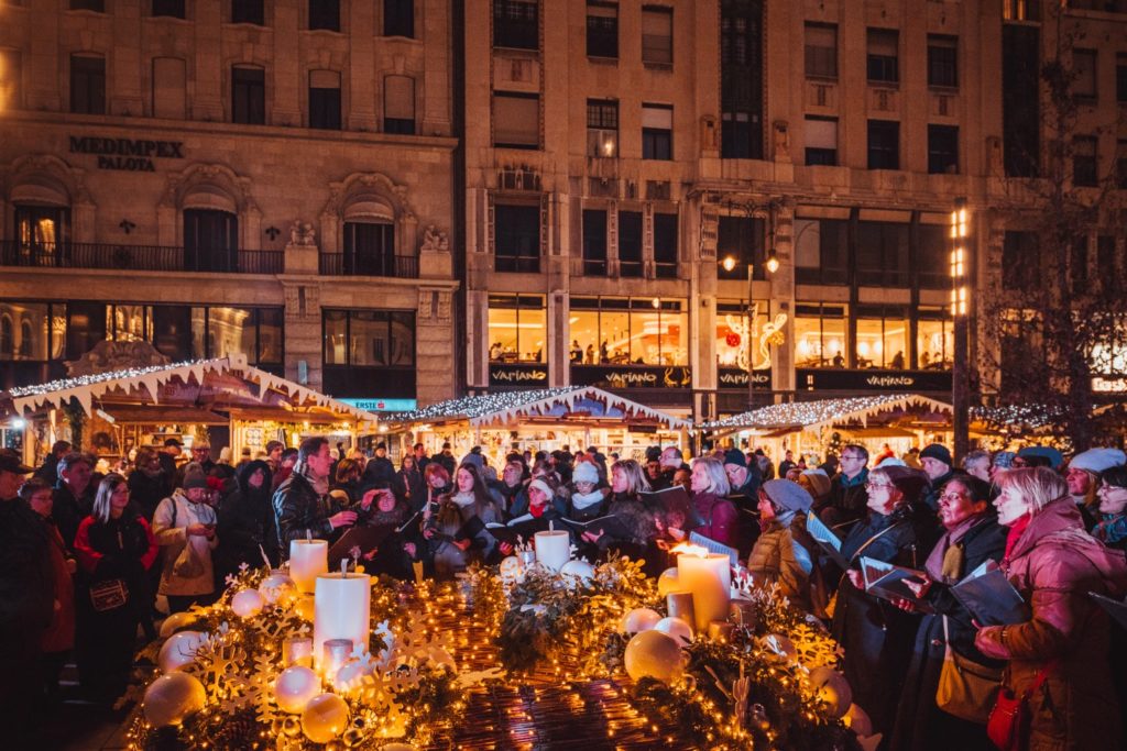 Budapest, Plaza Vörösmarty, Navidad, mercado, pabellones