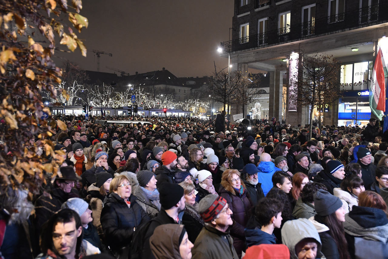 Demonstranten demonstrierten am Montagabend in der Innenstadt von Budapest gegen das neue Kulturgesetz der Regierung.