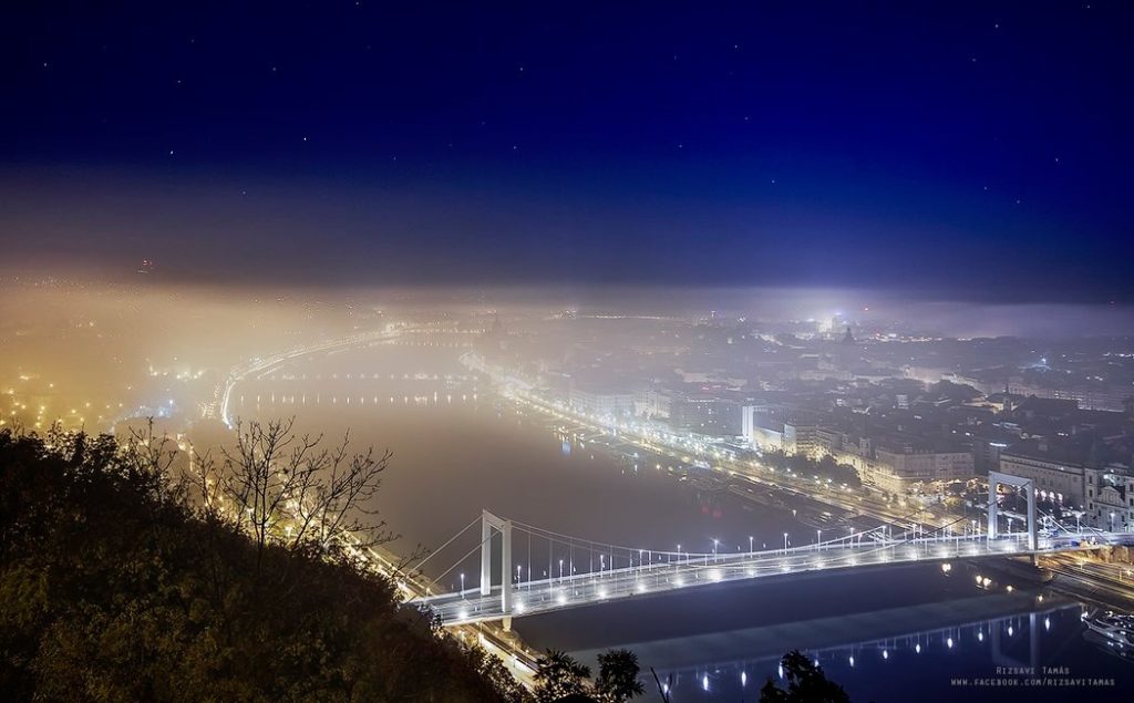 Elisabethbrücke im Nebel
