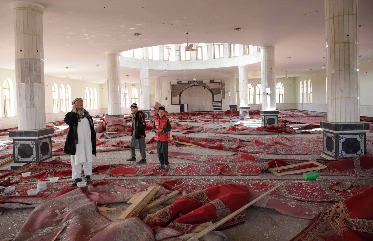 米軍空軍基地外での爆発でアフガニスタンの民間人1人が死亡、50人以上が負傷