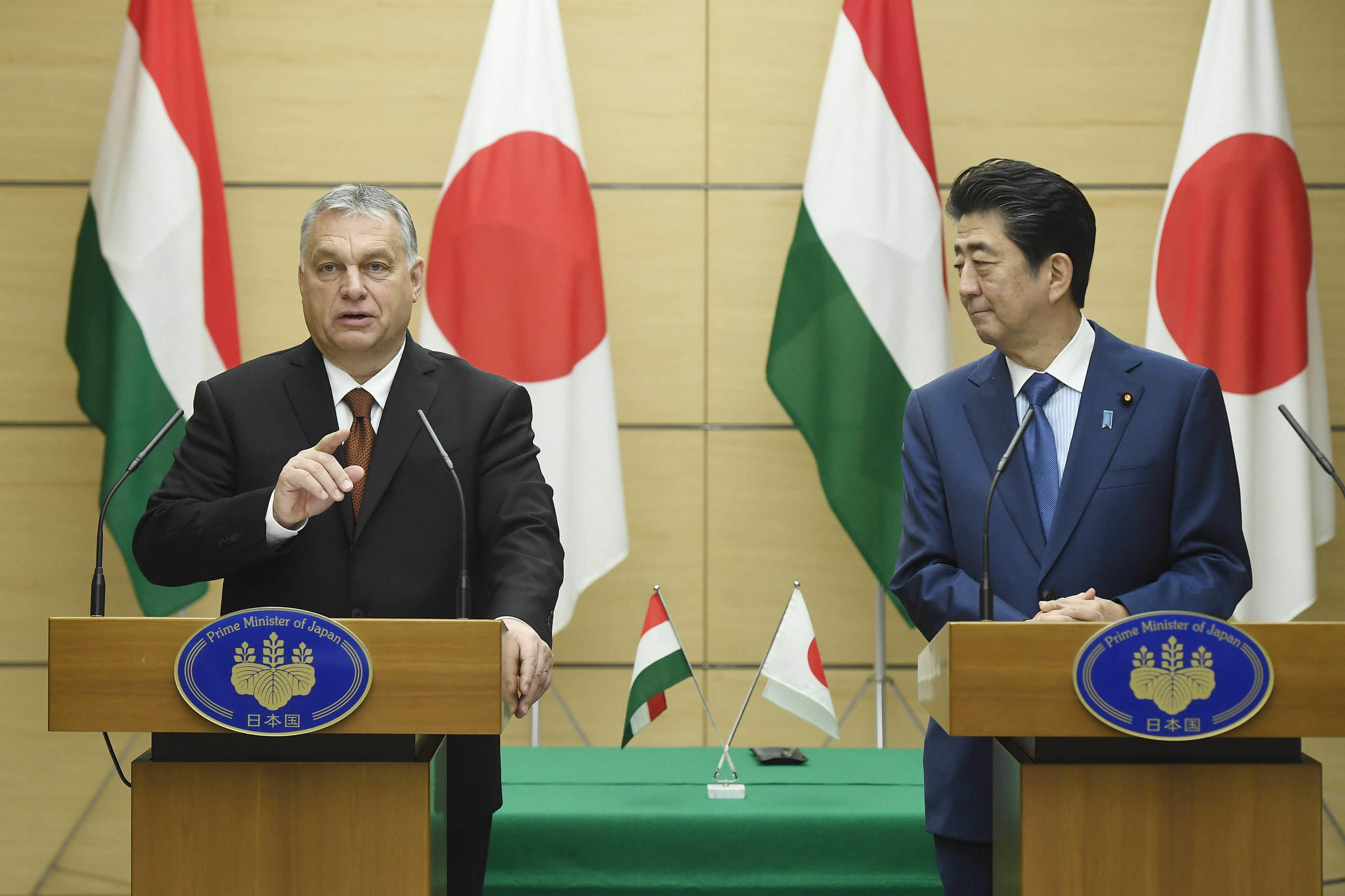 Венгрия и Япония галстуки
