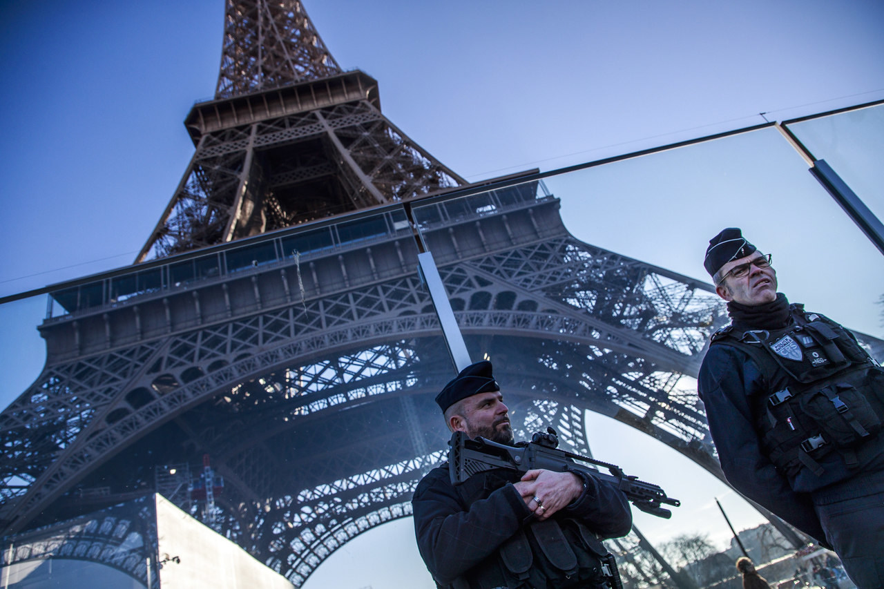 paris-police-france eiffel tower