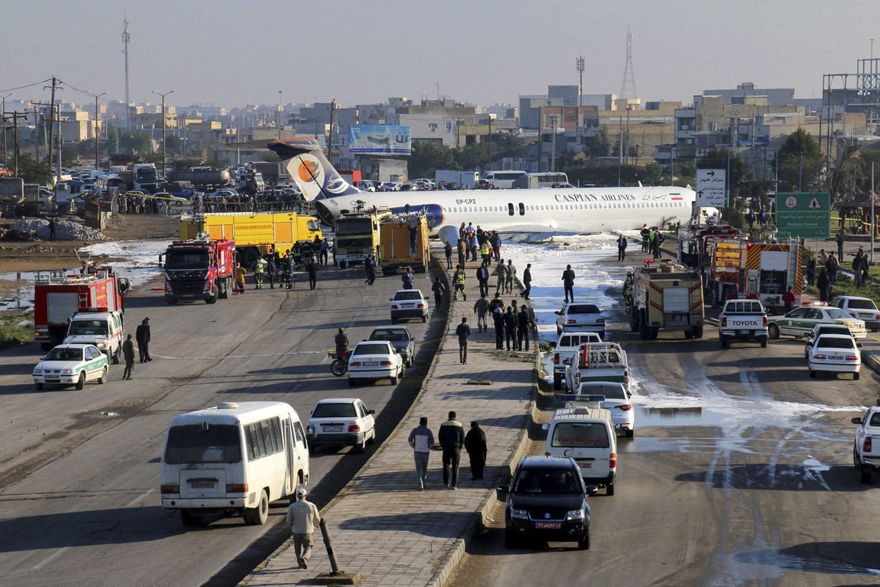 伊朗客机冲出跑道 2名乘客受伤