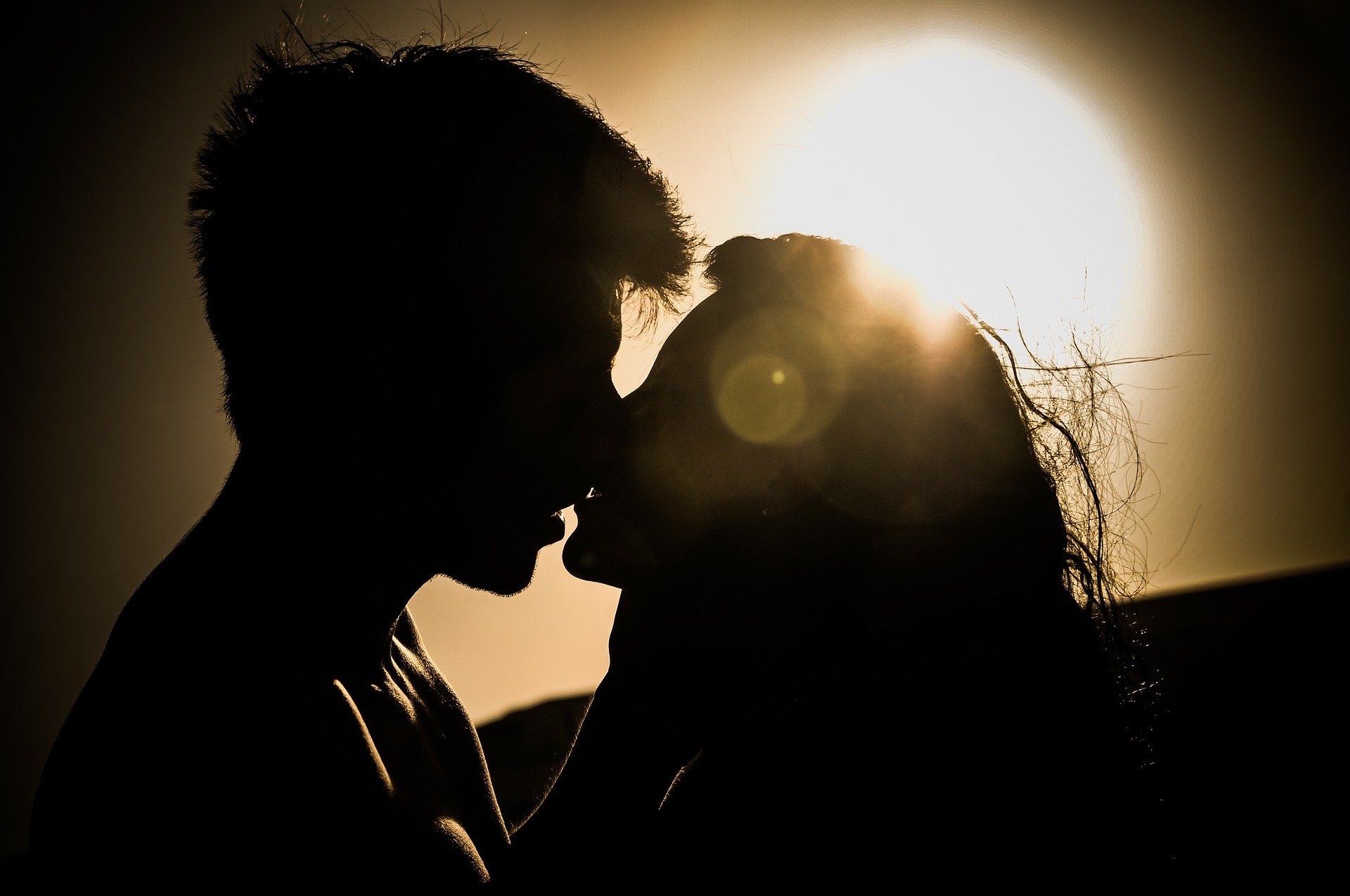 قبلة الحب زوجين غروب الشمس