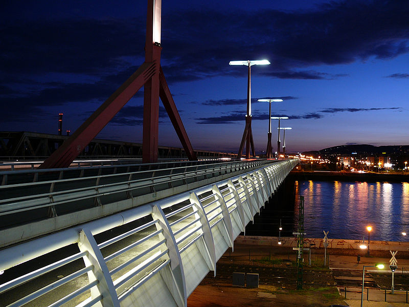 夜のラーコーツィ橋
