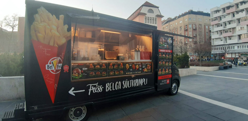 Belfrit Foodtruck next to the Allee