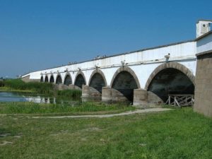 Hungría, Hortobágy, puente de nueve arcos, puente