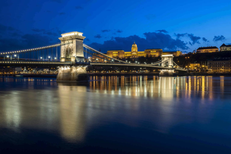 Lánchíd Chain Bridge Lights Healthcare Workers Sideview