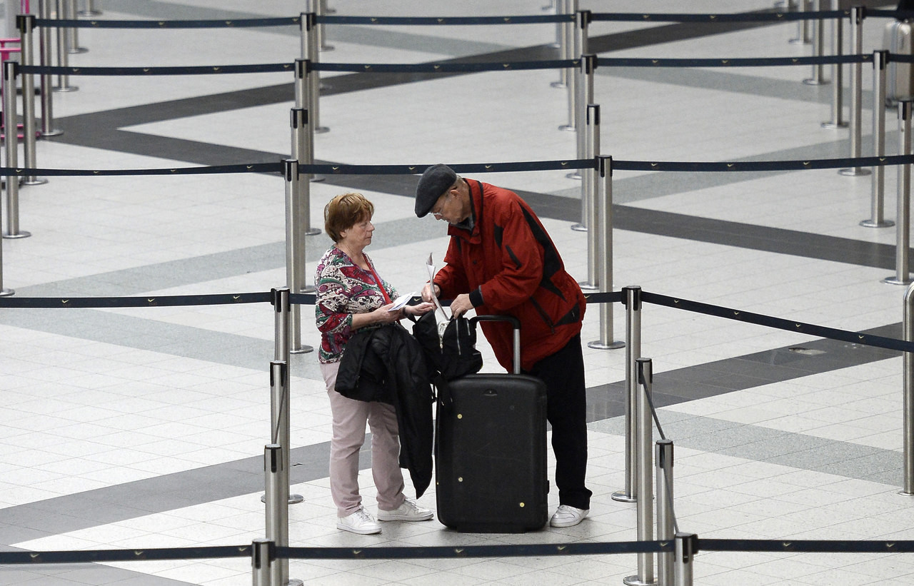 airport-coronavirus-tourists